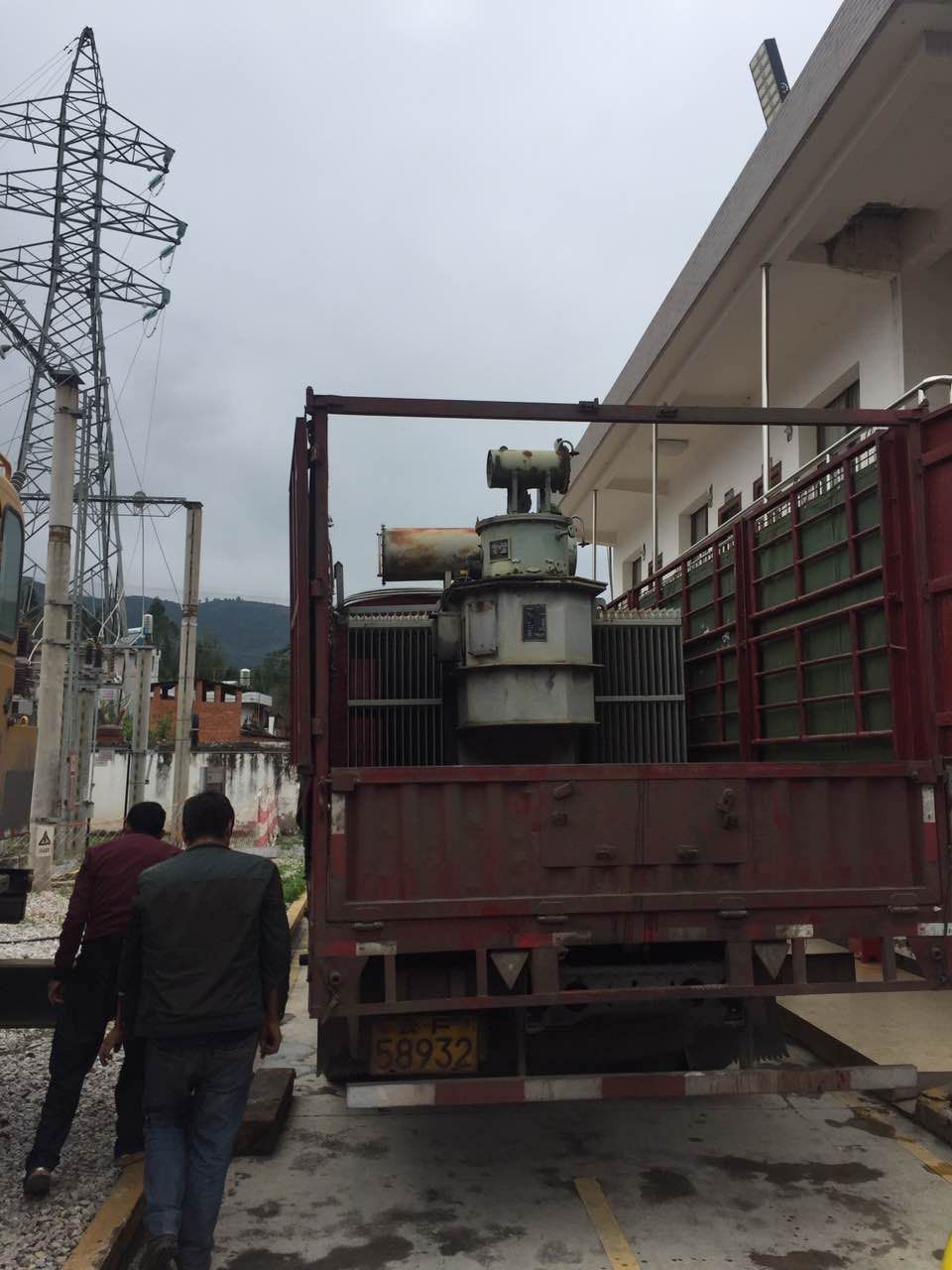 待修变压器现场装货2017.10.17-修理案例-云南变压器维修_云南变压器销售_云南特种变压器维修