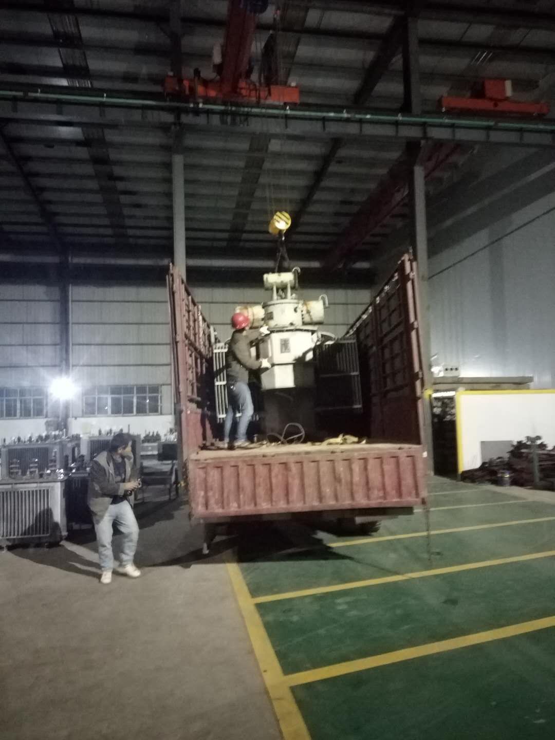 待修变压器到场卸货2017.10.17-修理案例-云南变压器维修_云南变压器销售_云南特种变压器维修