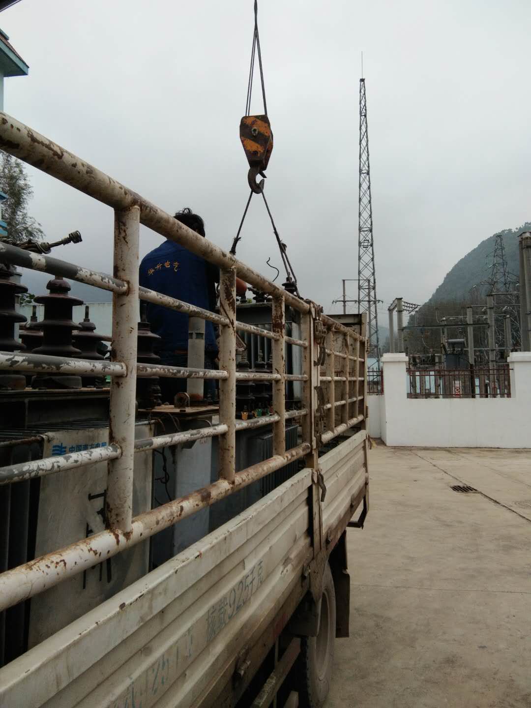 待修变压器装货现场2017.11.17-修理案例-云南变压器维修_云南变压器销售_云南特种变压器维修