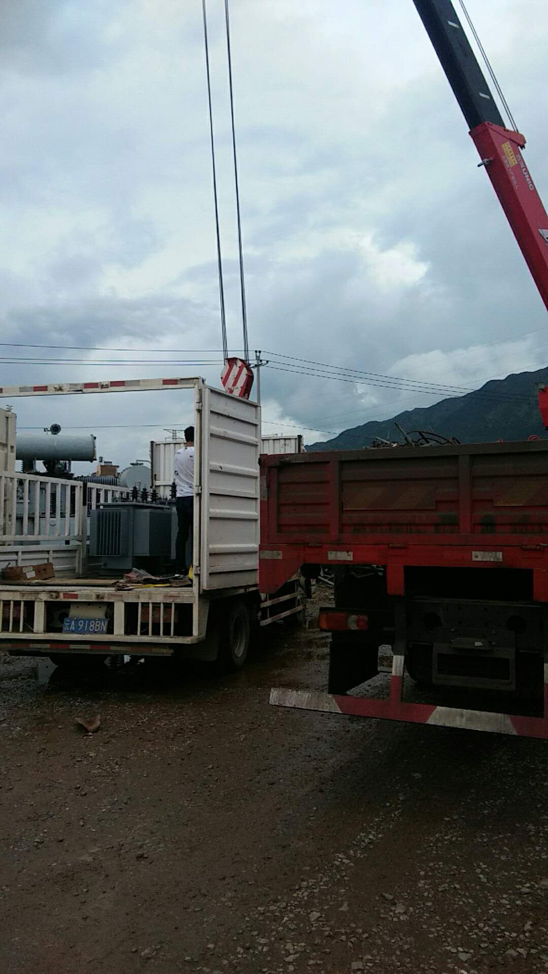 变压器送货到现场卸货2018.7.10-修理案例-云南变压器维修_云南变压器销售_云南特种变压器维修