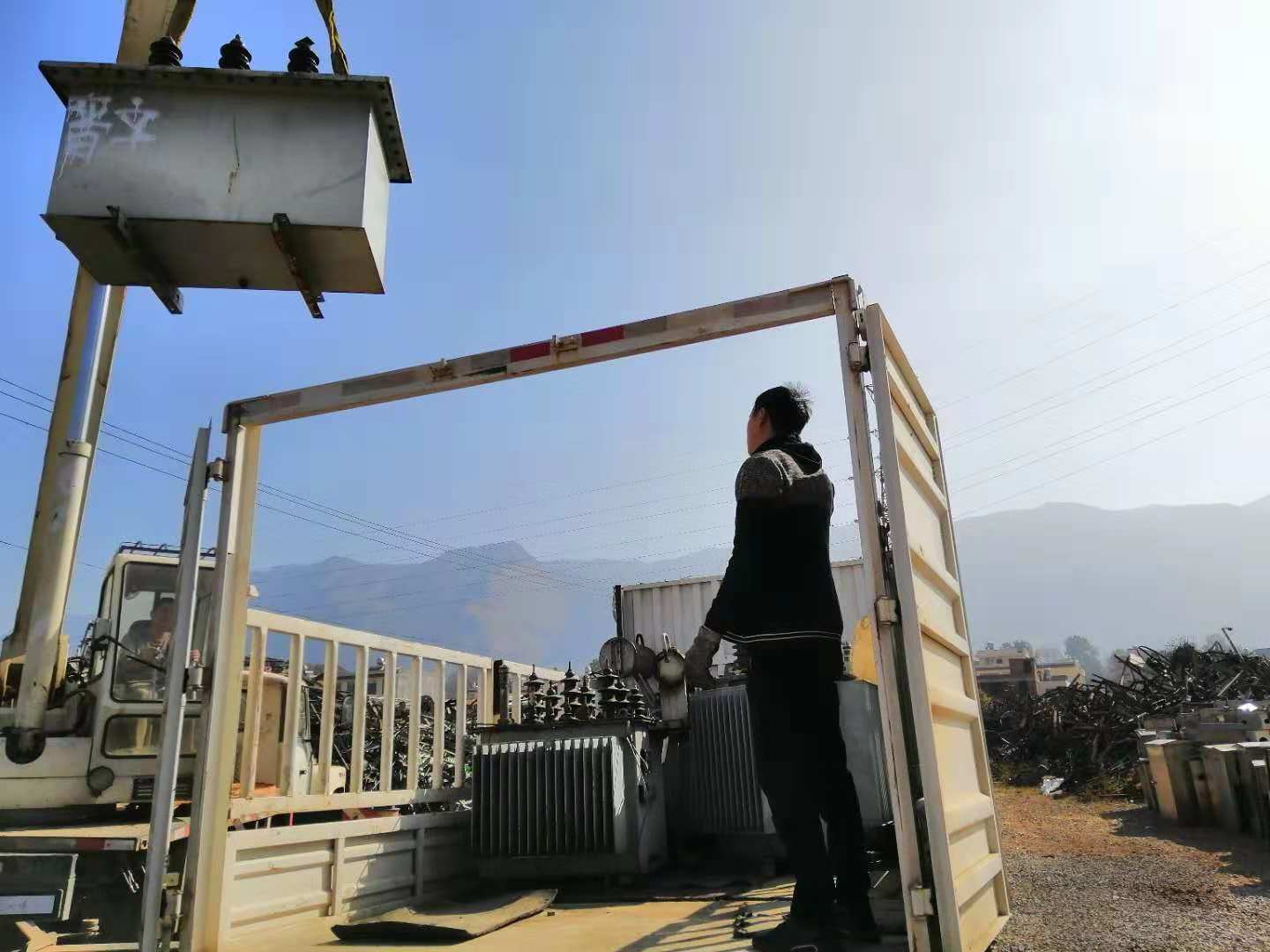 待修变压器装货2018.11.27-修理案例-云南变压器维修_云南变压器销售_云南特种变压器维修