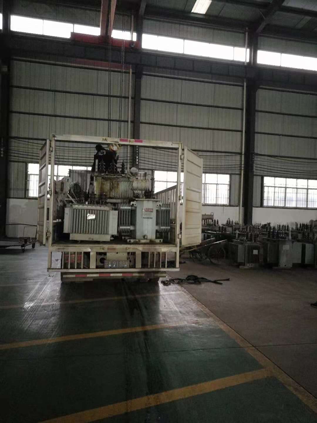 待修变压器卸货2018.11.28-修理案例-云南变压器维修_云南变压器销售_云南特种变压器维修