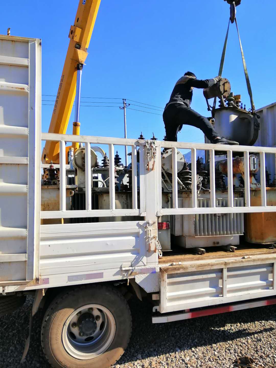待修变压器装车2018.12.24-修理案例-云南变压器维修_云南变压器销售_云南特种变压器维修