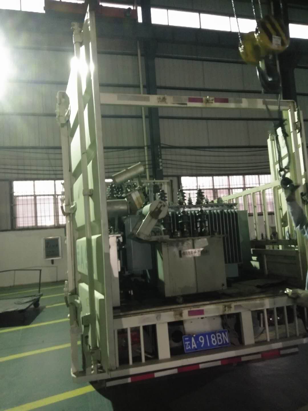待修变压器到厂卸货2018.12.25-修理案例-云南变压器维修_云南变压器销售_云南特种变压器维修