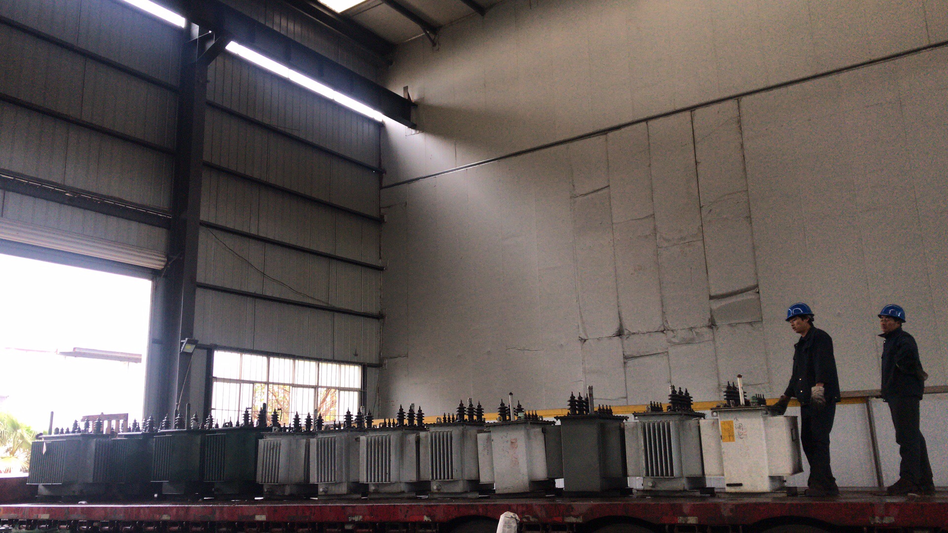 待修变压器卸货2018.12.29-修理案例-云南变压器维修_云南变压器销售_云南特种变压器维修