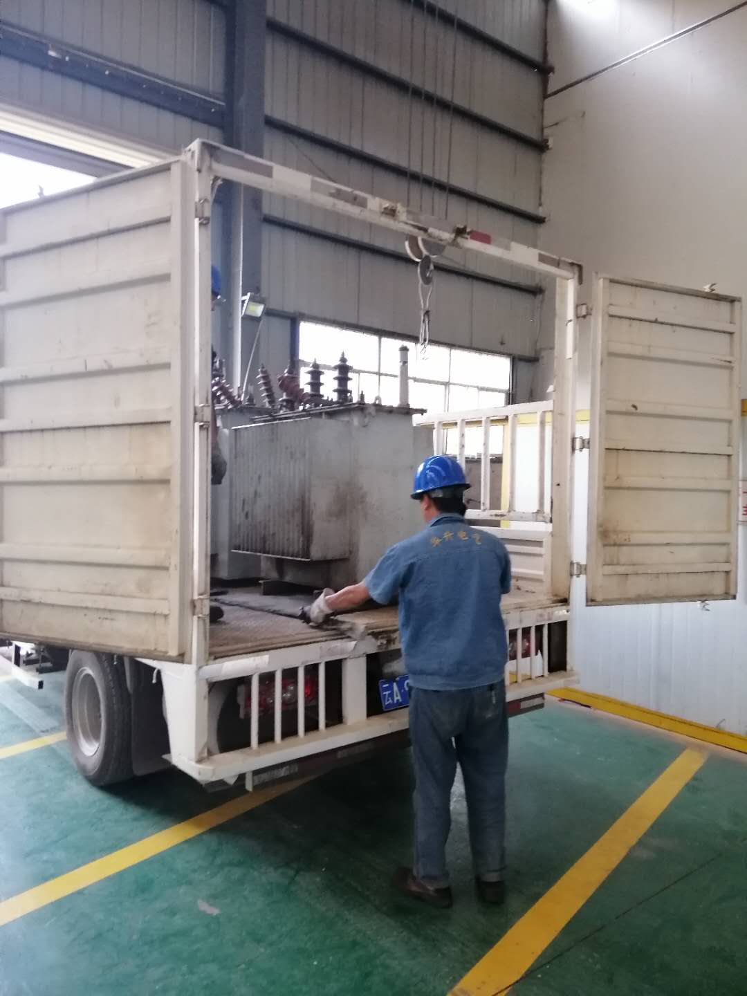 待修变压器卸货2019.3.26-修理案例-云南变压器维修_云南变压器销售_云南特种变压器维修