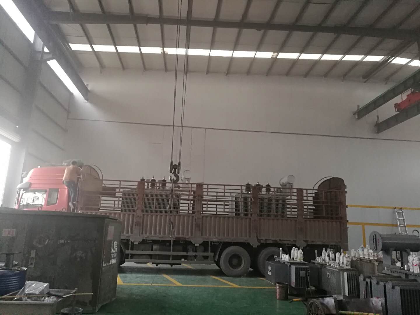 3150KVA35/0.4KV变压器返厂修理卸货2019.4.3-修理案例-云南变压器维修_云南变压器销售_云南特种变压器维修