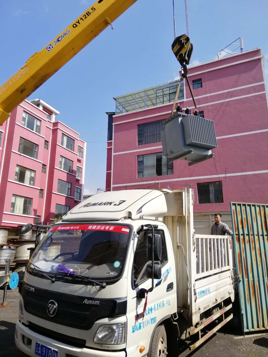 修理变压器送达卸货2019.4.4-修理案例-云南变压器维修_云南变压器销售_云南特种变压器维修