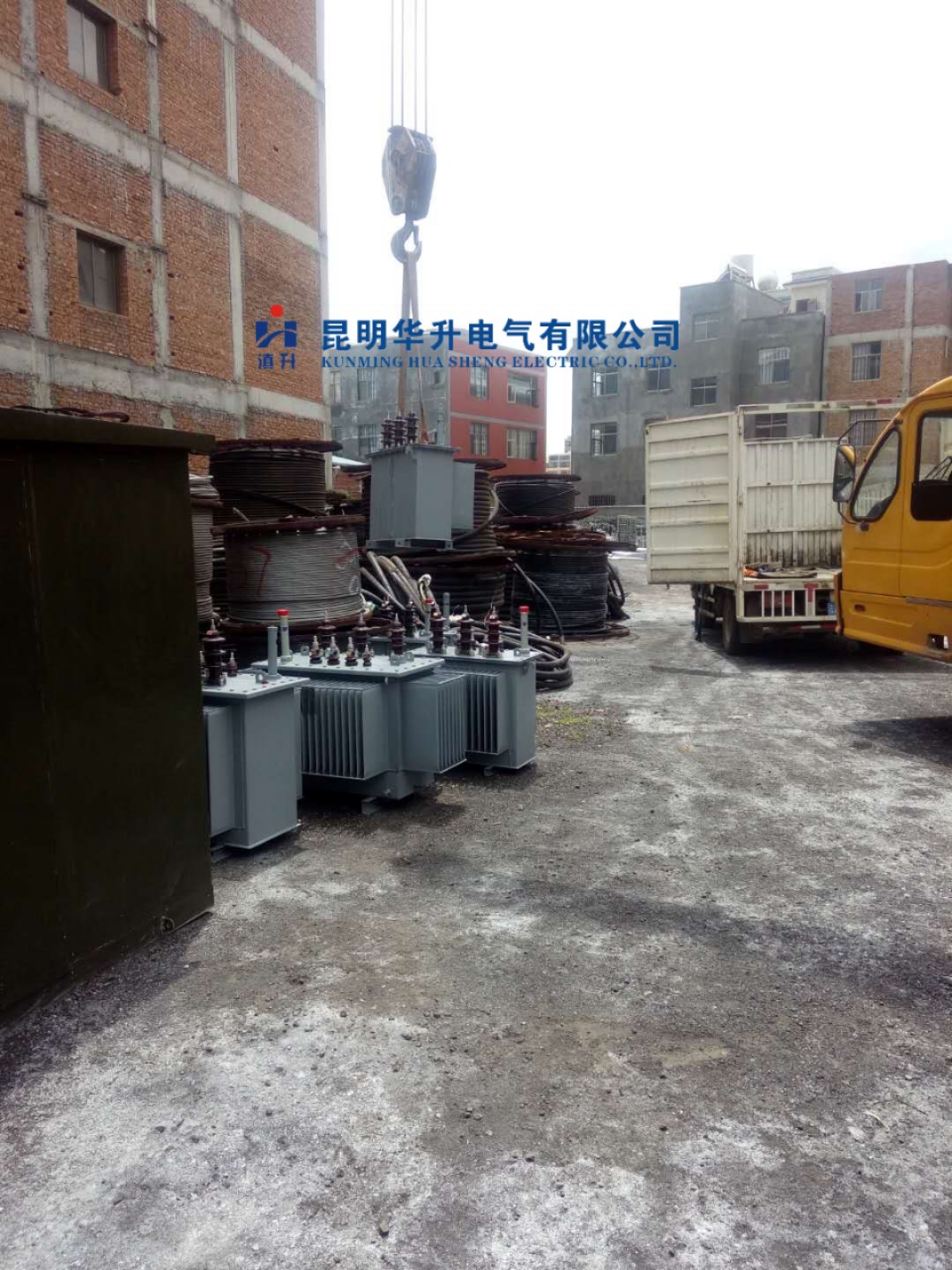 变压器送货到达，卸货中2019.6-修理案例-云南变压器维修_云南变压器销售_云南特种变压器维修