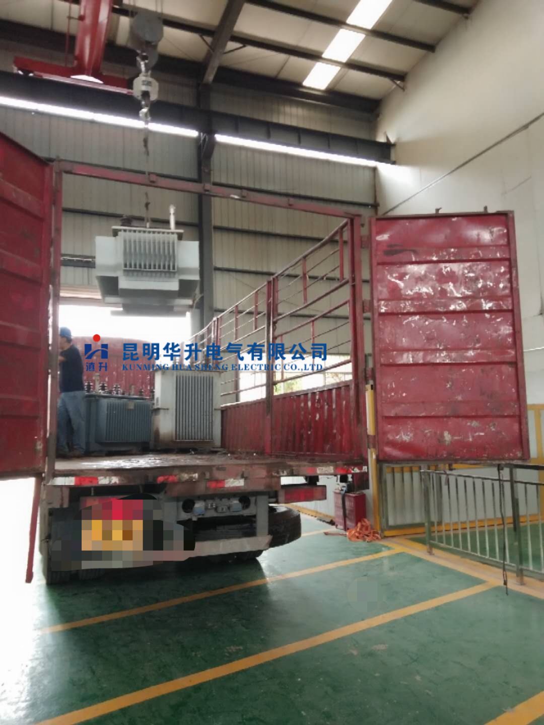 待修变压器装卸货中2019.6-修理案例-云南变压器维修_云南变压器销售_云南特种变压器维修