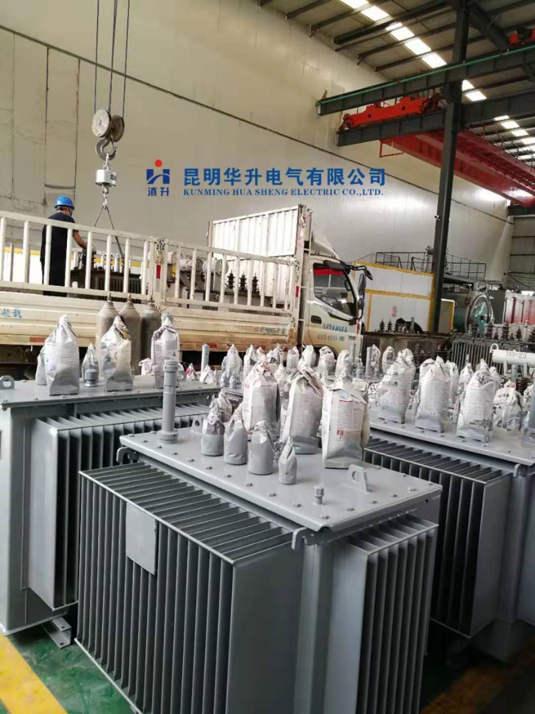 待修变压器到货一车卸货中2019.8-修理案例-云南变压器维修_云南变压器销售_云南特种变压器维修
