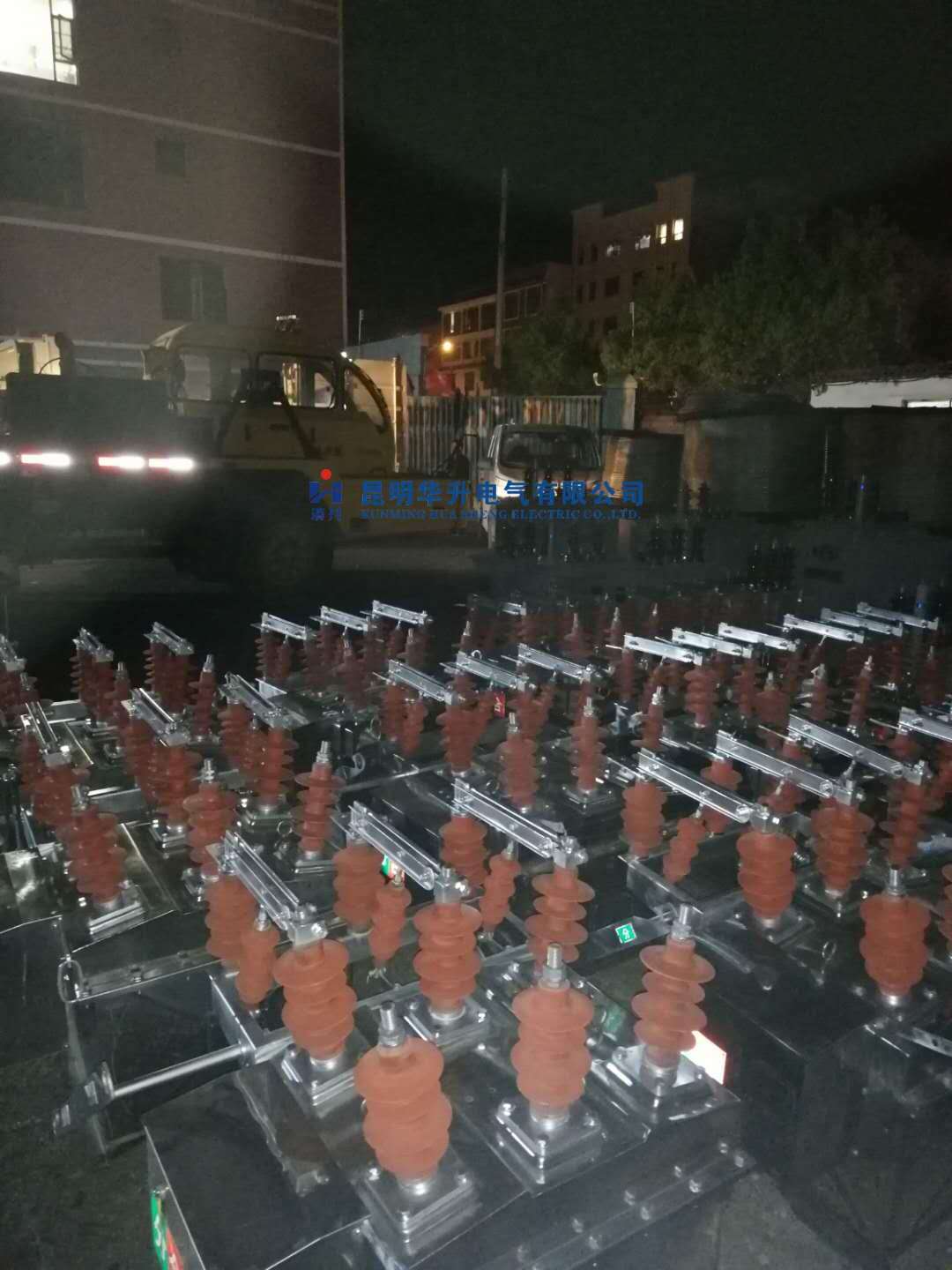 断路器送货到达2020.4-修理案例-云南变压器维修_云南变压器销售_云南特种变压器维修