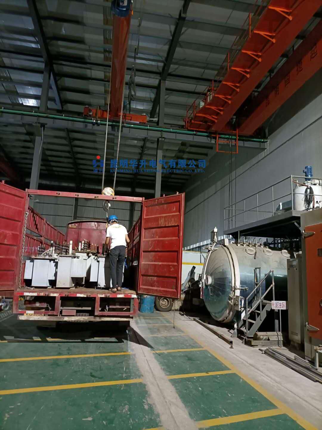 待修变压器卸货2020.7-修理案例-云南变压器维修_云南变压器销售_云南特种变压器维修