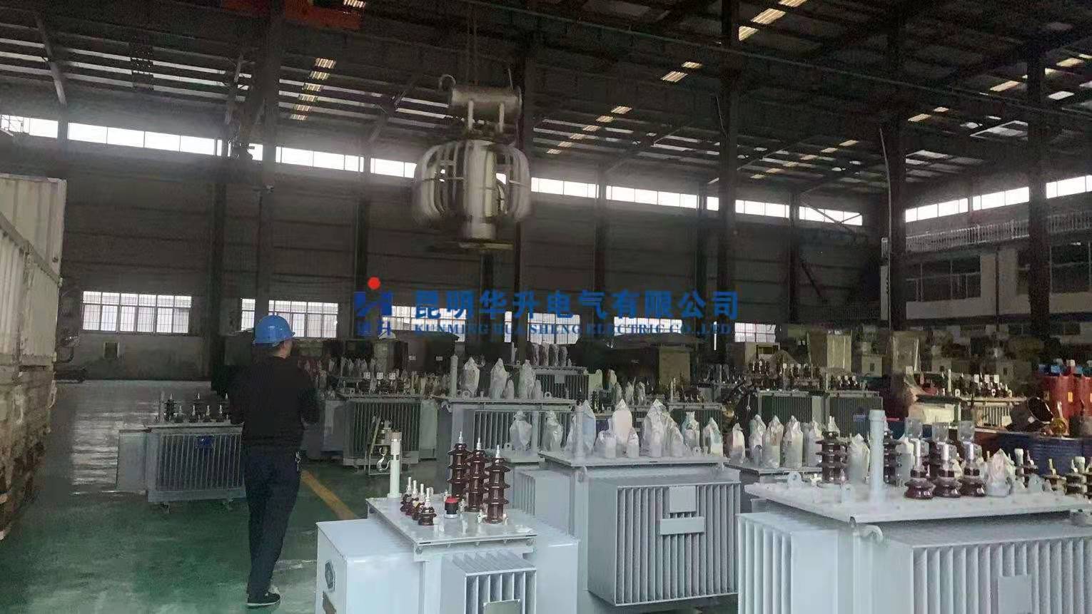 待修变压器卸货2021.3-修理案例-云南变压器维修_云南变压器销售_云南特种变压器维修