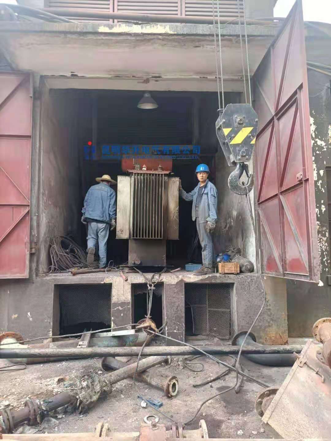 变压器现场吊装2021.6-修理案例-云南变压器维修_云南变压器销售_云南特种变压器维修